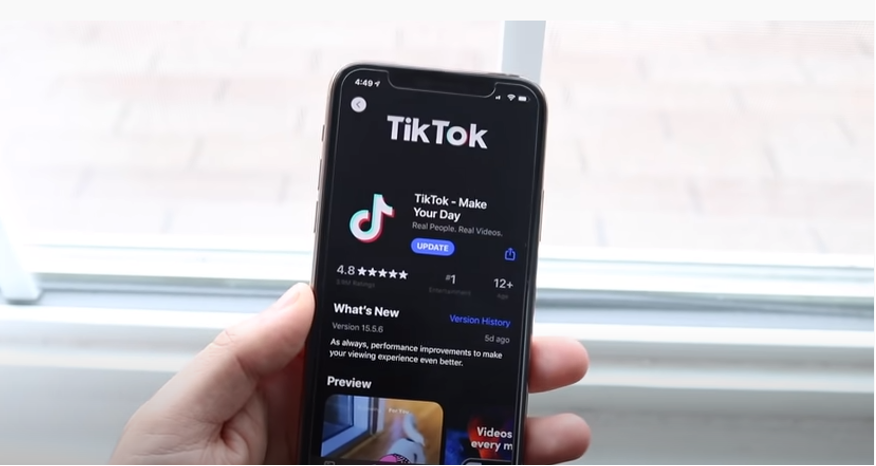 The  phone displaying TikTok App not working.